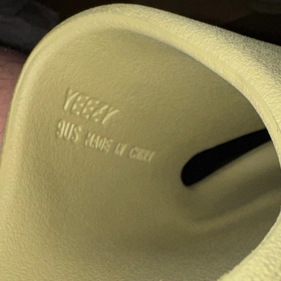 Adidas Yeezy Slide in Resin Tone - Picture 6 of 6